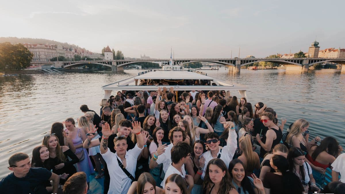 ALL WHITE BOAT PARTY -  LOĎ ODRA
